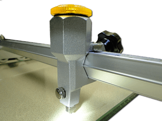 Movable Cutting Oil Housing Assembly Along Cutting Arm According to Glass Cutting Width